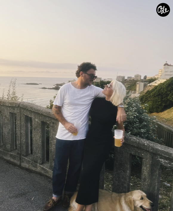 La petite famille quitte l'océan et le Pays basque pour une autre région, au rythme de la carrière de son mari rugbyman, Baptiste Germain.

Sophie Tapie et sa famille aux Pays-Basques