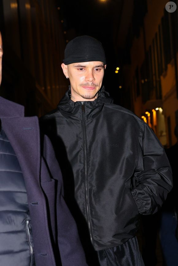 Milan, ITALIE Romeo Beckham a gardé son style épuré et urbain pour le dîner Gucci lors de la semaine de la mode de Milan, dans un ensemble entièrement noir surmonté d'un doo rag assorti.

Sur la photo : Romeo Beckham