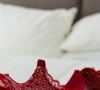 Les nuances chaudes comme le rouge, le rose ou l'orange se révèlent surprenamment plus discrètes que le blanc pur.