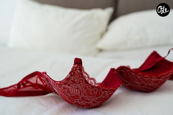 Les nuances chaudes comme le rouge, le rose ou l'orange se révèlent surprenamment plus discrètes que le blanc pur.
