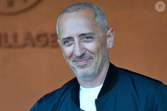 À 54 ans, l’humoriste se dévoile comme rarement, notamment sur son rapport à l’alcool, à lui-même, et à l’amour...

Gad Elmaleh pose au Village pendant les Internationaux de France à Roland Garros le 08 juin 2025 à Paris, France. Photo by Franck Castel/ABACAPRESS.COM
