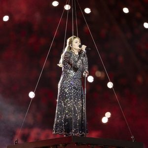 Une fan souffrant d'un handicap aurait pu être refoulée de la file d'attente PMR

La chanteuse française Louane se produit pour dévoiler la chanson qui représentera la France au prochain Concours Eurovision de la chanson avant le match international de rugby des Six Nations entre la France et l'Ecosse au Stade de France à Saint-Denis, en banlieue parisienne, le 15 mars 2025. Photo by Eliot Blondet/ABACAPRESS.COM