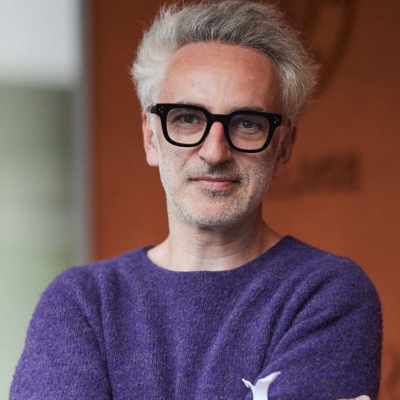"L'occasion de réunir toutes les personnes qui nous accompagnent dans nos vies et de se dire combien nous nous aimons".

Vincent Delerm - Les célébrités au village lors des Internationaux de France de tennis de Roland Garros 2024 à Paris. Le 29 mai 2024. 
© Jacovides-Moreau / Bestimage