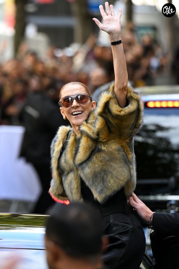 Céline Dion acclamée par ses fans à la sortie de l’hôtel Royal Monceau à Paris, avant de se rendre à la Plenitude Arena de Paris La Défense, pour sa troisième date de concert, le 16 septembre 2026. © Lionel Urman/Bestimage