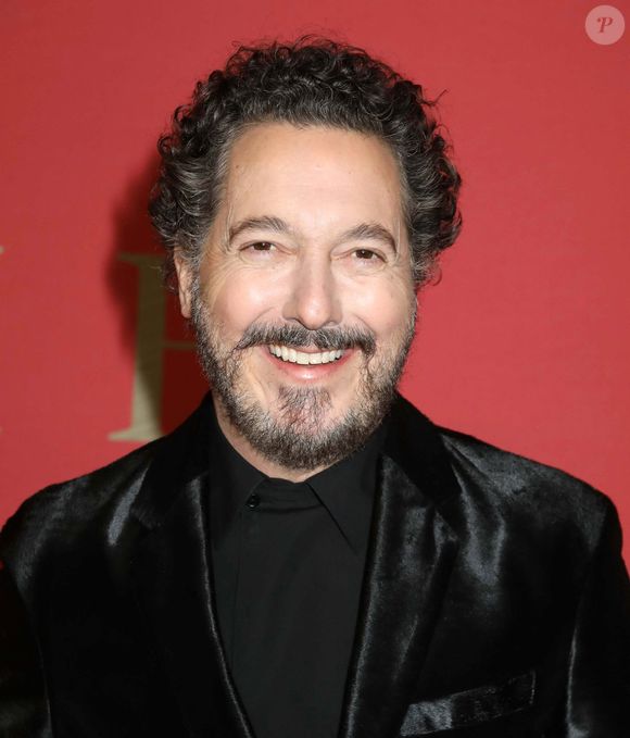 Son lien ancien avec ce lieu rural contraste avec son goût naturel pour l’effervescence parisienne. 

Le 26 février 2024, New York, New York, USA : L'acteur GUILLAUME GALLIENNE arrive sur le tapis rouge de la première new-yorkaise de la série HBO "The Regime" au Musée d'Histoire Naturelle. (Crédit image : © Nancy Kaszerman/ZUMA Press Wire)