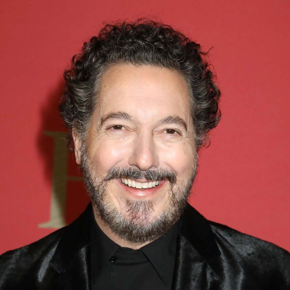 Son lien ancien avec ce lieu rural contraste avec son goût naturel pour l’effervescence parisienne. 

Le 26 février 2024, New York, New York, USA : L'acteur GUILLAUME GALLIENNE arrive sur le tapis rouge de la première new-yorkaise de la série HBO "The Regime" au Musée d'Histoire Naturelle. (Crédit image : © Nancy Kaszerman/ZUMA Press Wire)