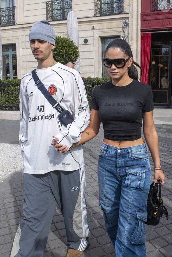 Il ne s’agirait pas d’une question de jalousie mais des motivations qui ont poussé Kim Turnbull à se mettre en couple avec Romeo

Romeo Beckham et Kim Turnbull à Paris, le 8 mars 2025.
