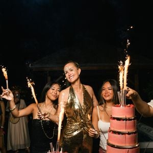 Exclusif - Laeticia Hallyday célèbre l'anniversaire de ses filles Jade (21 ans) et Joy (17 ans) lors de ses vacances à Saint-Barthélemy le 5 aout 2025.
© Sam Delpech / Bestimage