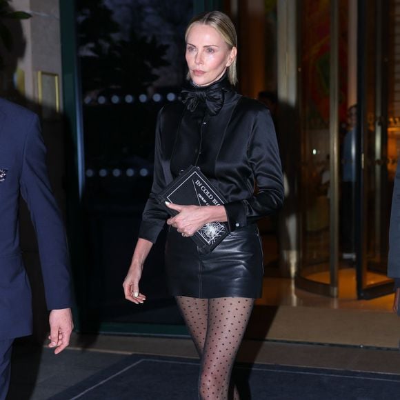 Paris, France – Charlize Theron fait une apparition élégante à Paris, vêtue d'une tenue entièrement noire assortie à sa pochette Dior. Backgrid USA / Bestimage