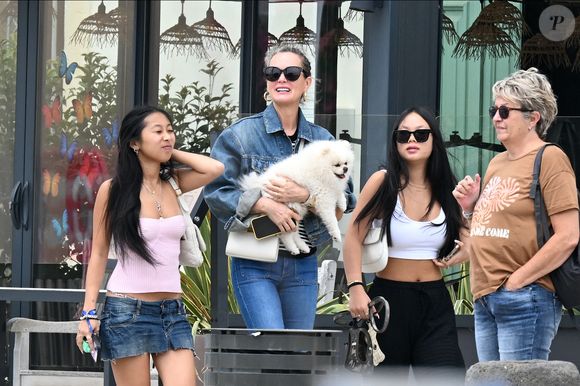 On y découvre des silhouettes aux tonalités blanches et crème, conçues dans des matières naturelles. 

Exclusif -Laeticia Hallyday et ses filles Jade et Joy (qui résident depuis quelques jours dans la propriété familiale du Cap-d'Ail) arrivent à Marseillan pour déjeuner avec Elyette Boudou "Mamie Rock" (qui fêtera ses 89 ans le 5 juillet prochain), accompagné de son père André Boudou et sa fille Alcéa (demi soeur de Laeticia). Toute la famille est allée déjeuner à la crêperie "La Maison de Camille" à Marseillan, France, le 2 juillet 2024.Agence / Bestimage