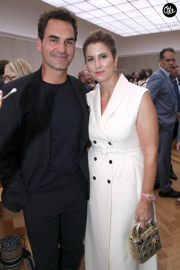 Accompagné de son épouse Mirka et de quelques amis, le jeune retraité des courts profite pleinement de son été. 

Roger Federer et sa femme Miroslava Vavrinec - Défilé de mode Dior Homme, Collection Printemps / Été 2026, Front Row, dans le cadre de la Fashion Week de Paris, France, le 27 Juin 2025. 

© Olivier Borde / Bertrand Rindoff / Bestimage