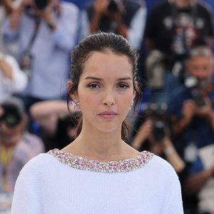 Lyna Khoudri n’a jamais renié ses racines. Née à Alger, l’actrice quitte son pays natal à l’âge de deux ans avec ses parents, contraints de fuir la guerre civile...

Lyna Khoudri - Photocall du film "13 Jours 13 Nuits" lors du 78ème Festival International du Film de Cannes. © Jacovides-Moreau/Bestimage