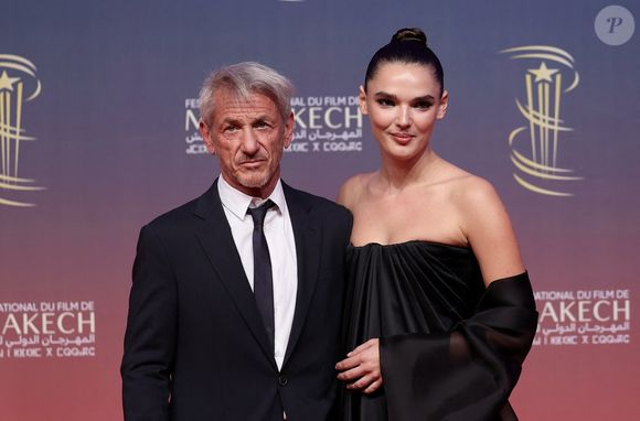 Sean Penn officialise avec sa compagne Valeria Nicov au photocall de la cérémonie d'hommage à Sean Penn lors de la deuxième journée du 21e Festival international du film de Marrakech, le 30 novembre 2024 à Marrakech, Maroc. © Dominique Jacovides/Bestimage