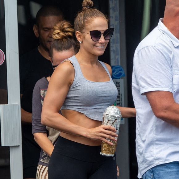 Une Jennifer Lopez très heureuse montre son ventre tonique alors qu'elle sort d'une salle de sport à Miami. Jennifer Lopez, occupée à la promotion de son nouveau film Hustlers, a montré ce qu'elle avait à offrir en sortant d'une salle de sport de Miami, vêtue d'un très petit haut. Elle tenait également son gobelet de boisson personnalisé alors qu'elle se dirigeait vers une voiture qui l'attendait. Miami, FL, États-Unis, le 14 septembre 2019. Photo by AM/Splash News/ABACAPRESS.COM