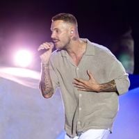 M. Pokora fait le show en plein festival dans l'ouest de la France, ce geste insolite du chanteur pour son public ne passe pas inaperçu
