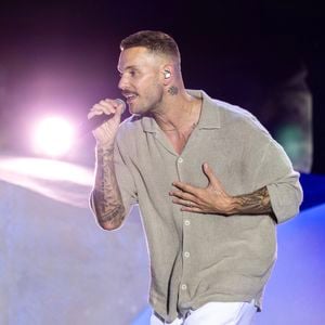 Dimanche, M. Pokora s'est produit devant 30 000 personnes au festival des Papillons de Nuit, dans la Manche.

Exclusif - M. Pokora, arborant un nouveau look, une moustache et une nouvelle coupe, pour le tournage d'un film cet été dont l'action va se dérouler dans les années 40 - Enregistrement de l'émission "L'humour à la plage" pour la 2eme édition du festival de Juan les Pins à la pinède Gould. © Bruno Bebert / Bestimage