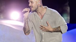 M. Pokora fait le show en plein festival dans l'ouest de la France, ce geste insolite du chanteur pour son public ne passe pas inaperçu