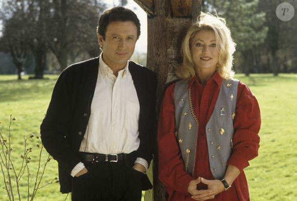 "Mille mètres carrés de surface habitable, et une solitude qui résonne à chaque pas. L'immense villa est un château sans cour ni reine."

Archives - En France, à Feucherolles, Michel Drucker et Sheila, lors de l'émission "Music Stars", dans la maison de la chanteuse © Michel Marizy via Bestimage