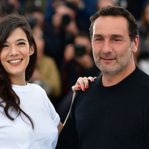 Gilles Lellouche et Melanie Doutey posant lors du photocall Le Grand Bain qui s'est tenu au Palais des Festivals à Cannes, en France. Photo par Lionel Hahn/ABACAPRESS.COM