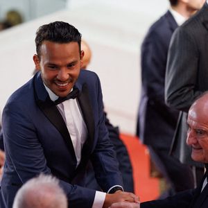 "J’ai un peu moins de temps pour voir mes amis et ma famille, mais, en tant qu’enfant de la télé, je vis un rêve", a poursuivi Mohamed Bouhafsi, qui semble donc très bien vivre cette nouvelle vie.

Mohamed Bouhafsi assiste à la projection de "November (Novembre)" lors de la 75ème édition du festival de Cannes au Palais des Festivals le 22 mai 2022 à Cannes, France. Photo by David Boyer/ABACAPRESS.COM