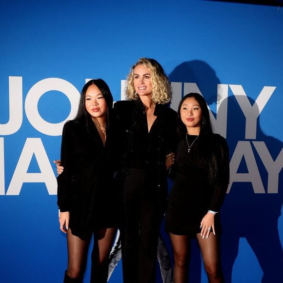 “Jade et Joy l’ont accepté très vite et l’aiment beaucoup”, précisent nos confrères

Laeticia Hallyday et ses filles Joy et Jade - Photocall du vernissage de l'exposition "Johnny Hallyday, l'exposition" au Palais des Expositions à Paris. Le 21 décembre 2023
© Dominique Jacovides / Bestimage