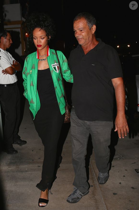 Rihanna porte une veste de football mexicain alors qu'elle quitte les BET awards en compagnie de son père Ronald Fenty à Santa Monica. Santa Monica, Californie - Dimanche 29 juin 2014. Photographie : © Devone Byrd, /PCN/ABACAPRESS.COM