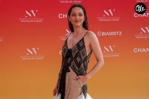 Marion Cotillard a remis un prix d'honneur à Isabelle Huppert pour l'ensemble de sa carrière.

Marion Cotillard au Théâtre de la Gare du Midi lors de la Cérémonie d'ouverture du Festival international du film de Biarritz - Nouvelles Vagues 2026, le 23 juin 2026.  © Jean-Marc Lhomer / Bestimage