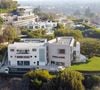 L'époux de Rita Wilson - avec laquelle il est marié depuis 1988 - s'est constitué un joli patrimoine en accumulant de nombreuses propriétés sur plusieurs continents.

Exclusif - La maison de Tom Hanks a été épargnée par l'incendie de Pacific Palisades alors que ses proches voisins n'ont pas eu la même chance ! le 9 janvier 2025.