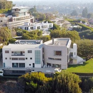 L'époux de Rita Wilson - avec laquelle il est marié depuis 1988 - s'est constitué un joli patrimoine en accumulant de nombreuses propriétés sur plusieurs continents.

Exclusif - La maison de Tom Hanks a été épargnée par l'incendie de Pacific Palisades alors que ses proches voisins n'ont pas eu la même chance ! le 9 janvier 2025.