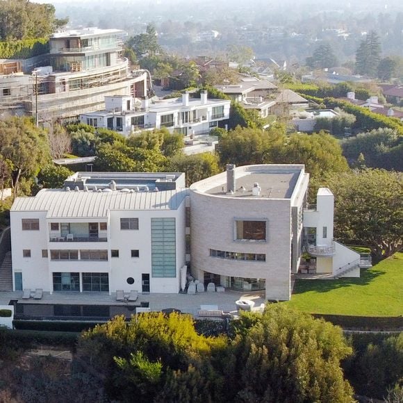 L'époux de Rita Wilson - avec laquelle il est marié depuis 1988 - s'est constitué un joli patrimoine en accumulant de nombreuses propriétés sur plusieurs continents.

Exclusif - La maison de Tom Hanks a été épargnée par l'incendie de Pacific Palisades alors que ses proches voisins n'ont pas eu la même chance ! le 9 janvier 2025.