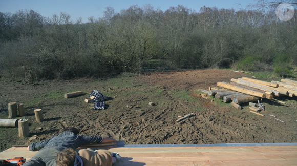 Vianney en pleine construction de sa cabane