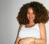 Elle a souligné que la maternité ne l'empêche pas de continuer à faire de la musique et à poursuivre ses passions.


Léa Haddad officialise sa grossesse sur son compte Instagram le 29 décembre 2025.
