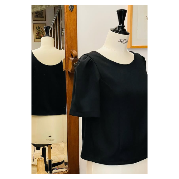 Natacha Polony présente sa tenue du jour.