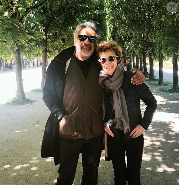 "Joyeuse fête des pères à mon papa d’amour mais aussi à ma maman qui nous a élevé seule, telle une guerrière. Et son premier grand fan reste mon père", a écrit la jeune femme sur Instagram en 2019 tout en partageant un rare cliché de ses parents qui s'affichent très complices face caméra.

Catherine Laborde immortalisée avec son ex-compagnon Jimmy - (Capture d'écran Instagram)