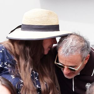 Elie Semoun et sa compagne (enceinte) dans les tribunes lors des Internationaux de France de Tennis de Roland Garros 2025. Paris, le 1er Juin 2025. © Dominique Jacovides/Bestimage