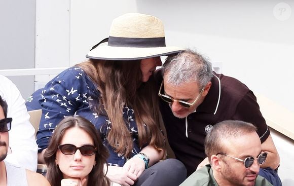Photo : Elie Semoun et sa compagne (enceinte) dans les tribunes lors des  Internationaux de France de Tennis de Roland Garros 2025. Paris, le 1er  Juin 2025. © Dominique Jacovides/Bestimage - Purepeople