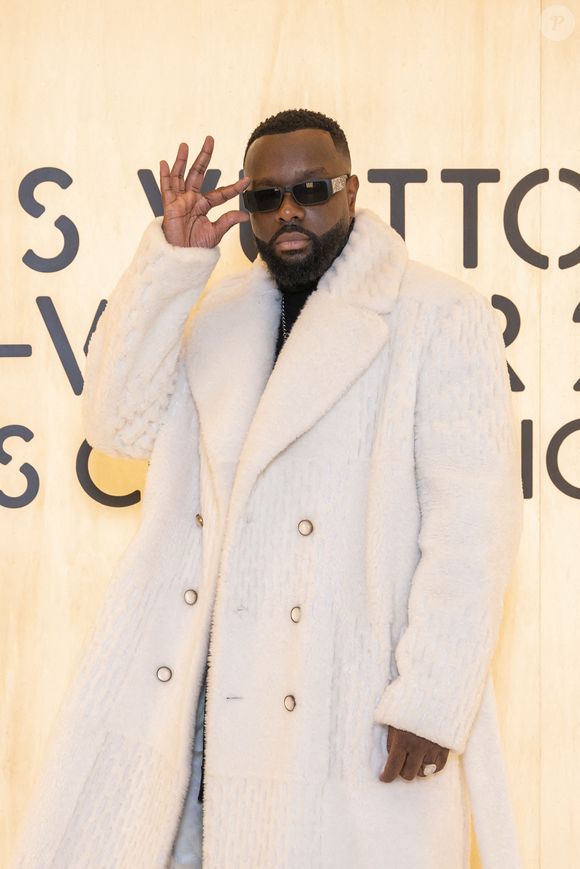 Une vidéo montre sa première villa témoin

Maître Gims assiste au défilé Louis Vuitton Menswear Fall/Winter 2026-2027 dans le cadre de la Fashion Week de Paris le 20 janvier 2026 à Paris, France. Photo par Eliot Blondet/ABACAPRESS.COM