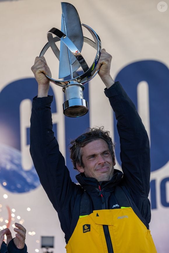 Le skipper français est le grand vainqueur du Vendée Globe 2024-2025

Le skipper de Macif Charlie Dalin remporte la dixième édition du tour du monde en solitaire Vendée Globe en pulvérisant le record de l’épreuve en 64 jours, 19 heures 22 minutes et 49 secondes aux Sables-d'Olonne, France, le 14 janvier 2025. © Alexis Courcoux/Psnewz/Bestimage