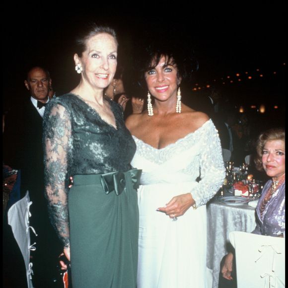 Mais ce mariage avec Yul Brynner, qui a duré jusqu'à leur divorce en 1967, a aussi permis à Doris Kleiner de lier des liens solides avec la jet set internationale... Doris Kleiner fut, pendant des années, de toutes les soirées.

Doris Brynner, Elizabeth Taylor et la baronne Marie-Hélène de Rothschild à la soirée L.I.F.E organisée par Valentino en 1991 (Archives). © BERTRAND RINDOFF PETROFF / BESTIMAGE