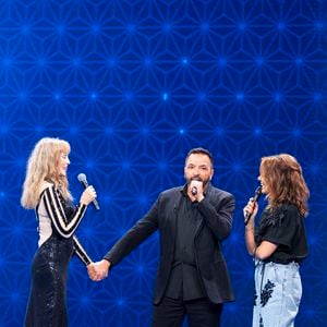 Exclusif - Arielle Dombasle pour Kamel Ouali avec Faustine Bollaert pour les surprises lors de l'enregistrement de l'émission "La Boîte à secrets", présentée par F.Bollaert et diffusée le 3 octobre 2025 sur France 3, dans les studios du Lendit à Saint-Denis, Seine Saint-Denis, France, le 9 septembre 2025. © Pierre Perusseau/Bestimage