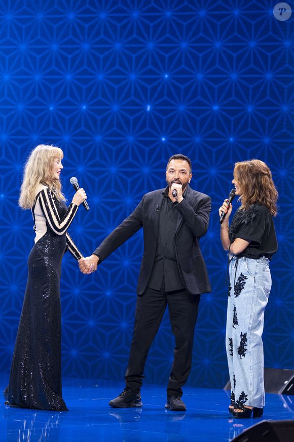 Exclusif - Arielle Dombasle pour Kamel Ouali avec Faustine Bollaert pour les surprises lors de l'enregistrement de l'émission "La Boîte à secrets", présentée par F.Bollaert et diffusée le 3 octobre 2025 sur France 3, dans les studios du Lendit à Saint-Denis, Seine Saint-Denis, France, le 9 septembre 2025. © Pierre Perusseau/Bestimage