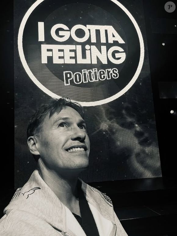 Nathan Moore attend la fin de la tournée "I Gotta Feeling" pour se faire opérer du dos. 
Nathan des Worlds Apart en coulisse lors de la tournée "I Gotta Feeling" à Poitiers, photo tirée d'Instagram
