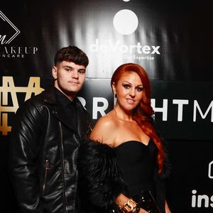 Cindy Sander mange cétogène
Exclusif - Cindy Sander et son fils Enzo - Photocall de la soirée de Magali Berdah au théâtre Mogador à Paris le 8 octobre 2024. Magali Berdah lance « BrightMe », l’application globale qui constitue l’avenir de l’influence dans le monde.
Hier, 8 octobre 2024, le théâtre Mogador accueillait la première réunion internationale des influenceurs pour au lancement par Magali Berdah de son nouveau projet d’application « BrightMe ».
Dans une introduction très émouvante, Magali est revenue sur son parcours n’éludant aucun événement et notamment sur le cyber harcèlement dont elle a été victime et qui a donné lieu à un procès historique.
Elle a expliqué son combat, aux côtés de son mari, pour remonter la pente, comment les échecs lui ont permis de revenir plus forte avec un projet d’avenir, éthique et révolutionnaire.
Elle a notamment raconté comment la communauté qui la suit depuis des années lui a permis, par ses messages d’encouragement d’abord, puis par son engament immédiat, de créer ce nouveau projet.
« BrightMe » est désormais l’application indispensable qui n’est pas seulement une mise en contact des marques avec des influenceurs du monde entier. Cette application, qui sera active le 1er novembre prochain permet de construire en quelques clics et environ 15 mn une campagne planétaire, via les millions de followers qui suivent les 990 influenceurs qui se sont embarqués dans cette passionnante aventure.
L’intelligence artificielle permet aux marques d’explorer de nouveaux marchés à moindre frais, de surveiller en temps réel la progression de la campagne, de toucher un public cible précis. 
« BrightMe » est donc une interface globale, en temps réel, à portée de clic et de budget.
L’application a vocation à s’étendre bien au-delà du monde des influenceurs, mais permet également aux sportifs connectés, aux artistes de la nouvelle génération (danseurs, chanteurs,…) d’optimiser et de monétiser leur présence sur les réseaux sociaux.
Au total, ce sont près d’un millier d’influenceurs repartis dans 20 pays (Etats-Unis, Turquie, Maroc, Algérie, Espagne, Brésil, etc…)
450 influenceurs internationaux et 1500 personnes était présente pour ce lancement : Jazz et Laurent Correia, C. Beaugrand, C  Anav, M. Martinez, E. Nef Naf, Bastos, C.de Ménibus,,C. Ghebali, V. Niclo, B. Dubois, A. Mondy, C. Sanders, S. Elbaz, C. Carrière , G. Basso... © Marc Ausset-Lacroix/Christophe Clovis/Bestimage