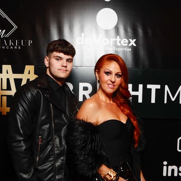 Cindy Sander mange cétogène
Exclusif - Cindy Sander et son fils Enzo - Photocall de la soirée de Magali Berdah au théâtre Mogador à Paris le 8 octobre 2024. Magali Berdah lance « BrightMe », l’application globale qui constitue l’avenir de l’influence dans le monde.
Hier, 8 octobre 2024, le théâtre Mogador accueillait la première réunion internationale des influenceurs pour au lancement par Magali Berdah de son nouveau projet d’application « BrightMe ».
Dans une introduction très émouvante, Magali est revenue sur son parcours n’éludant aucun événement et notamment sur le cyber harcèlement dont elle a été victime et qui a donné lieu à un procès historique.
Elle a expliqué son combat, aux côtés de son mari, pour remonter la pente, comment les échecs lui ont permis de revenir plus forte avec un projet d’avenir, éthique et révolutionnaire.
Elle a notamment raconté comment la communauté qui la suit depuis des années lui a permis, par ses messages d’encouragement d’abord, puis par son engament immédiat, de créer ce nouveau projet.
« BrightMe » est désormais l’application indispensable qui n’est pas seulement une mise en contact des marques avec des influenceurs du monde entier. Cette application, qui sera active le 1er novembre prochain permet de construire en quelques clics et environ 15 mn une campagne planétaire, via les millions de followers qui suivent les 990 influenceurs qui se sont embarqués dans cette passionnante aventure.
L’intelligence artificielle permet aux marques d’explorer de nouveaux marchés à moindre frais, de surveiller en temps réel la progression de la campagne, de toucher un public cible précis. 
« BrightMe » est donc une interface globale, en temps réel, à portée de clic et de budget.
L’application a vocation à s’étendre bien au-delà du monde des influenceurs, mais permet également aux sportifs connectés, aux artistes de la nouvelle génération (danseurs, chanteurs,…) d’optimiser et de monétiser leur présence sur les réseaux sociaux.
Au total, ce sont près d’un millier d’influenceurs repartis dans 20 pays (Etats-Unis, Turquie, Maroc, Algérie, Espagne, Brésil, etc…)
450 influenceurs internationaux et 1500 personnes était présente pour ce lancement : Jazz et Laurent Correia, C. Beaugrand, C  Anav, M. Martinez, E. Nef Naf, Bastos, C.de Ménibus,,C. Ghebali, V. Niclo, B. Dubois, A. Mondy, C. Sanders, S. Elbaz, C. Carrière , G. Basso... © Marc Ausset-Lacroix/Christophe Clovis/Bestimage