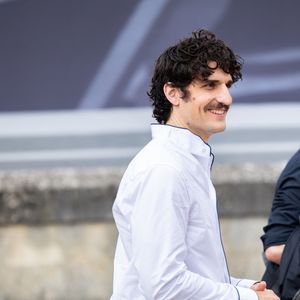 Oumy et Louis Garrel sont souriants et s'amusent.

Louis Garrel  - Arrivées au défilé DIOR de la mode homme Printemps/Été 2026 dans le cadre de la Fashion Week de Paris à l'Hôtel National des Invalides, Place Vauban, à Paris, France, le 27 juin 2025. © Thibault Duboucher/Bestimage