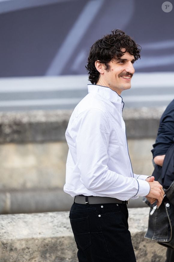 Oumy et Louis Garrel sont souriants et s'amusent.

Louis Garrel  - Arrivées au défilé DIOR de la mode homme Printemps/Été 2026 dans le cadre de la Fashion Week de Paris à l'Hôtel National des Invalides, Place Vauban, à Paris, France, le 27 juin 2025. © Thibault Duboucher/Bestimage