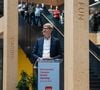 Ce pari audacieux porte déjà ses fruits puisque la marque vient d'enregistrer le meilleur semestre de son histoire, porté par des ventes en hausse de 22 %. 

Niels B. Christiansen, président-directeur général LEGO - Le groupe LEGO inaugure son premier centre d'innovation dédié à la fabrication au campus Kornmarken à Billund, au Danemark, le 24 juin 2026. © LEGO via Bestimage