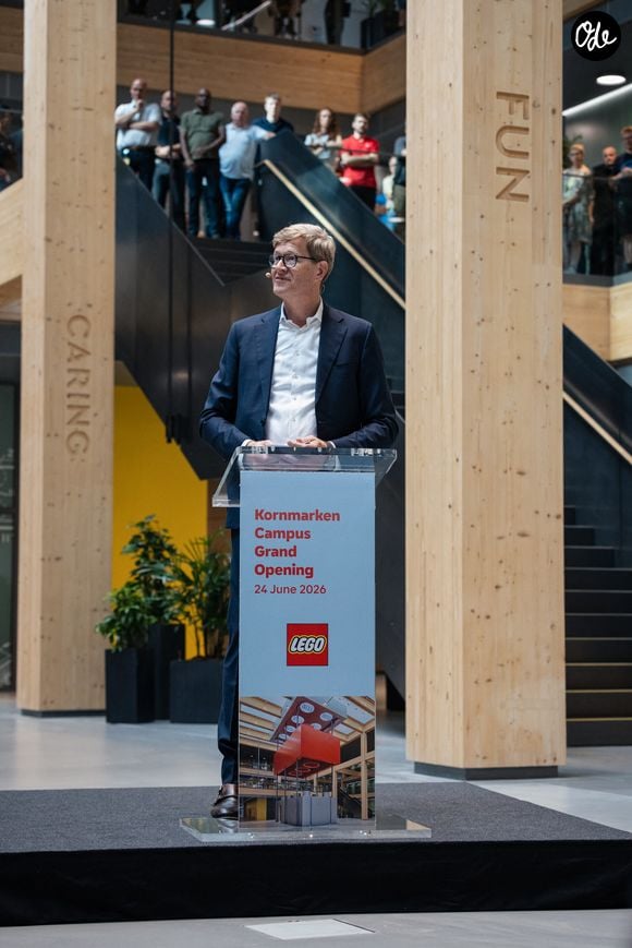 Ce pari audacieux porte déjà ses fruits puisque la marque vient d'enregistrer le meilleur semestre de son histoire, porté par des ventes en hausse de 22 %. 

Niels B. Christiansen, président-directeur général LEGO - Le groupe LEGO inaugure son premier centre d'innovation dédié à la fabrication au campus Kornmarken à Billund, au Danemark, le 24 juin 2026. © LEGO via Bestimage