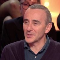 Elie Semoun papa à 62 ans : sa jeune compagne lui a dit qu'elle était enceinte à un moment très particulier