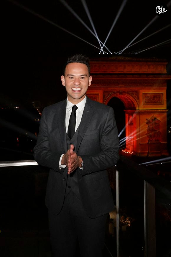 Mohamed Bouhafsi en backstage de l’émission "La grande soirée du 31 décembre de Paris" diffusée sur France 2 sur les Champs-Elysées à Paris, France, le 31 décembre 2024. © Clovis-Tribeca/Bestimage | 00689987